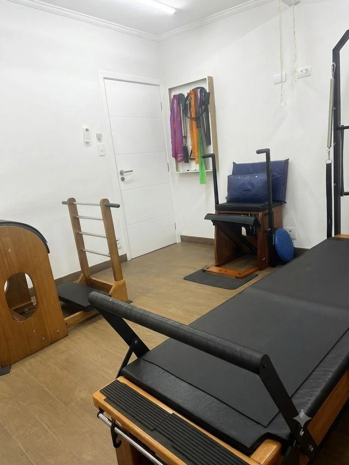 Outro ângulo da sala do estúdio, com acessórios de Pilates